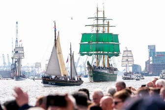 Hamburg: Zahlreiche Schiffe fahren während der Einlaufparade des 835. Hamburger Hafengeburtstags an den Landungsbrücken über die Elbe.