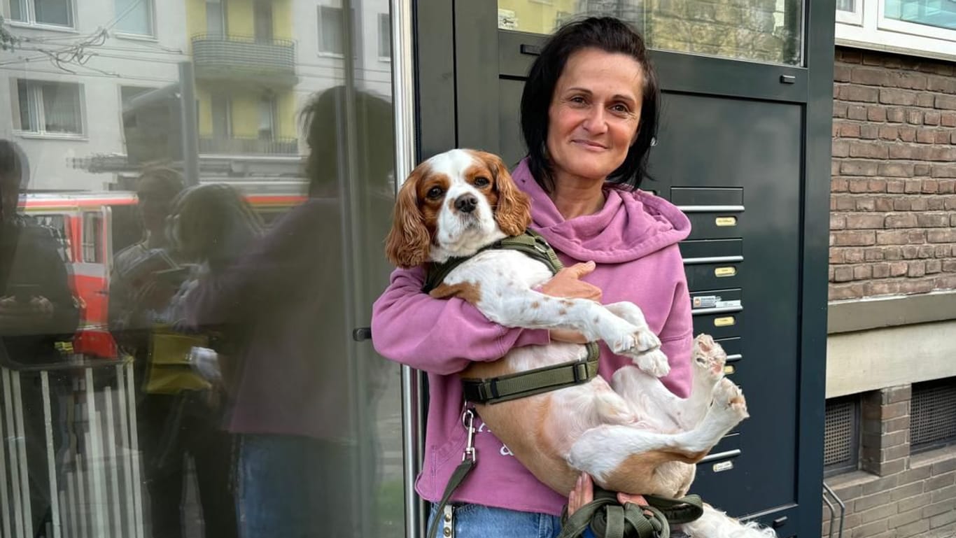 Anwohnerin Ebru Güvenc mit ihrem Hund "Zimt": Sie beobachtete, wie Menschen vom Balkon sprangen.