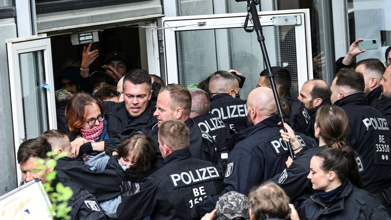 Polizei räumt das Protestcamp an der Freien Universität Berlin