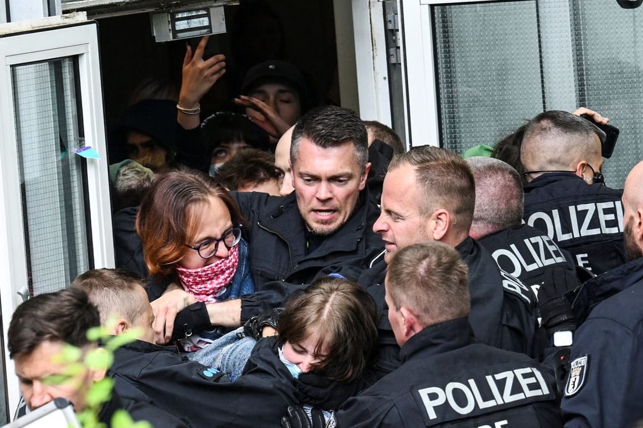 Polizei räumt das Protestcamp an der Freien Universität Berlin