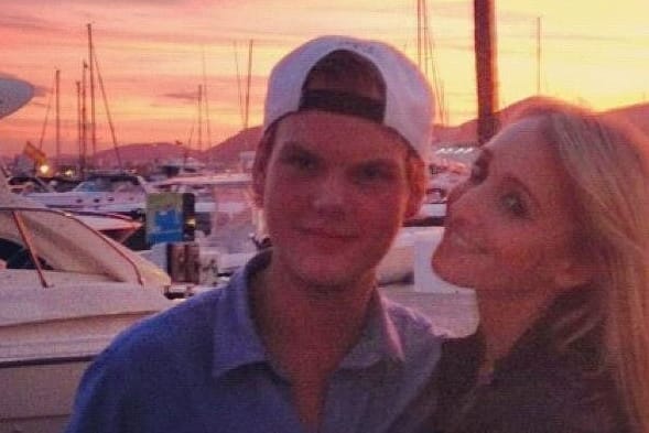 Avicii und Emily Grace Goldberg posieren an einem Hafen.