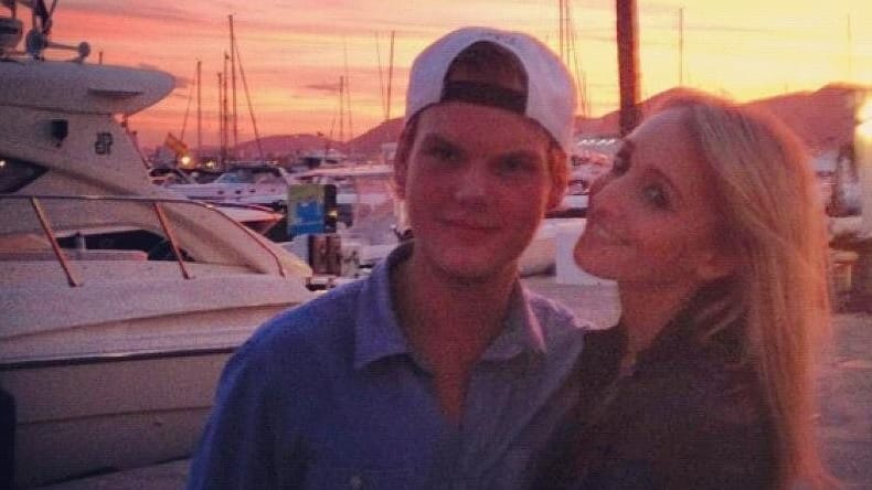 Avicii und Emily Grace Goldberg posieren an einem Hafen.