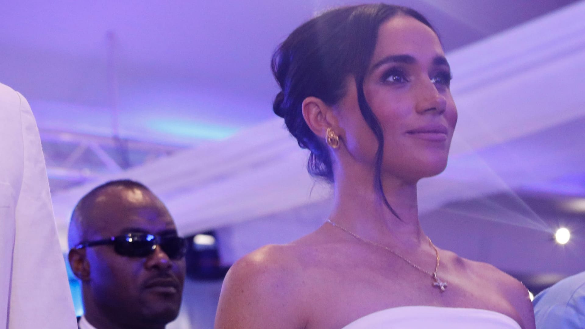 Prinz Harry und Herzogin Meghan stehen in einem Saal der nigerianischen Hauptstadt Abuja, in dem ein Event der Wohltätigkeitsorganisation Nigeria Unconquered ausgerichtet wird.