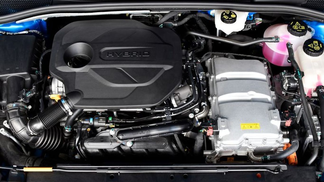 Hybridantrieb aus Vierzylinder-Benziner: E-Motor kommt im System auf 194 PS Leistung.