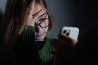 Mädchen mit Smartphone (Symbolbild): Etwa 302 Millionen Kinder waren letztes Jahr online von sexueller Ausbeutung betroffen.