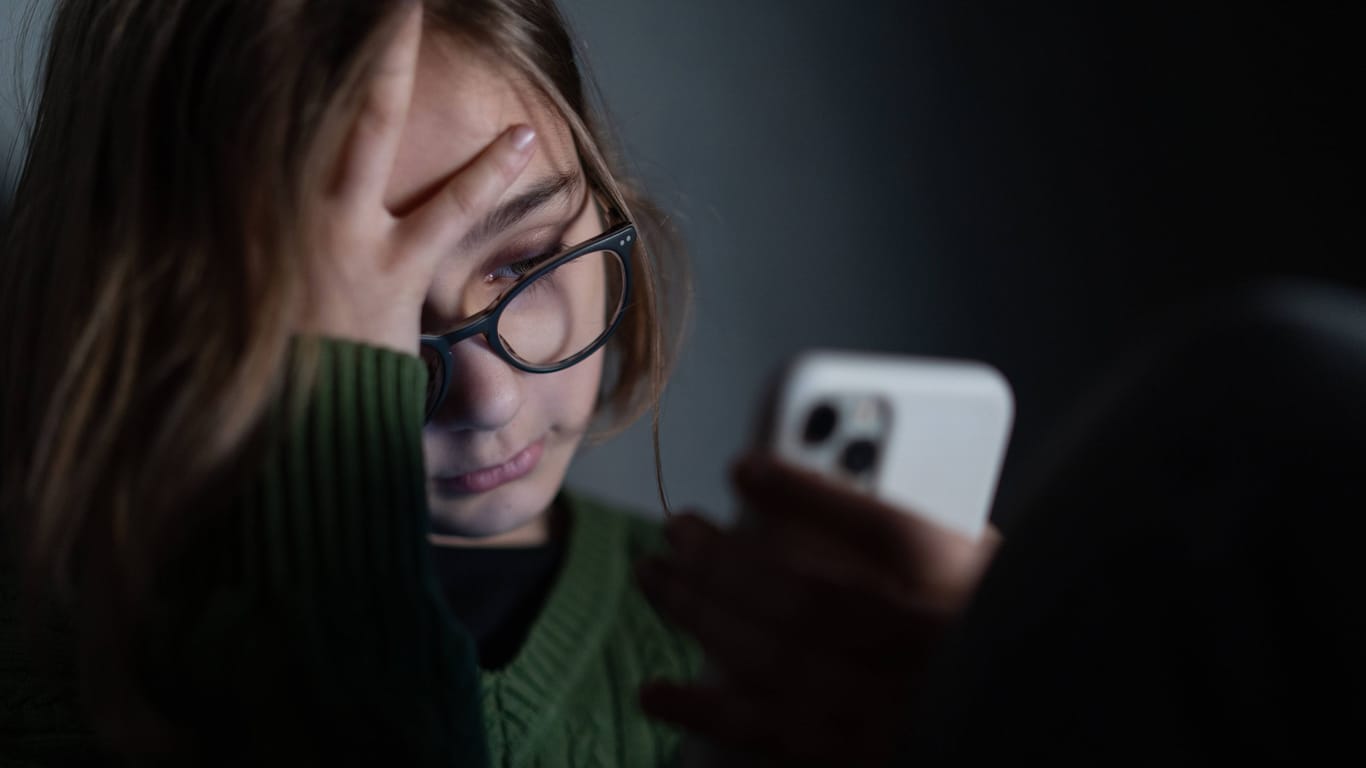 Mädchen mit Smartphone (Symbolbild): Etwa 302 Millionen Kinder waren letztes Jahr online von sexueller Ausbeutung betroffen.