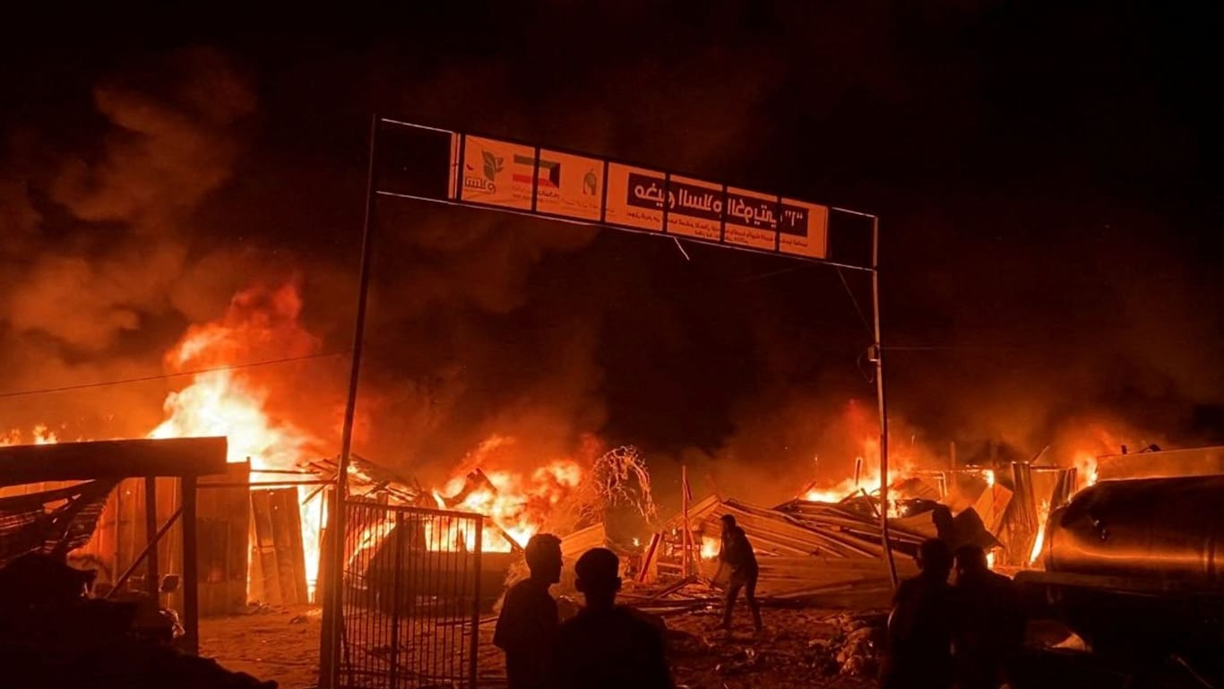 Diese Bilder sorgen international für Empörung: Im Gazastreifen brennt nach einem israelischen Luftangriff ein Flüchtlingslager.