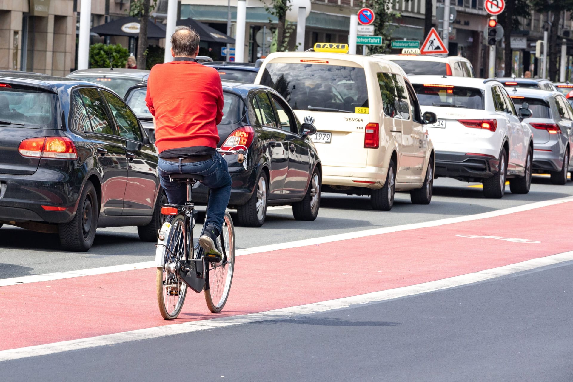 Radfahrstreifen in Mittellage: Er führt zwischen Geradeaus- und Rechtsabbiegerspur entlang.