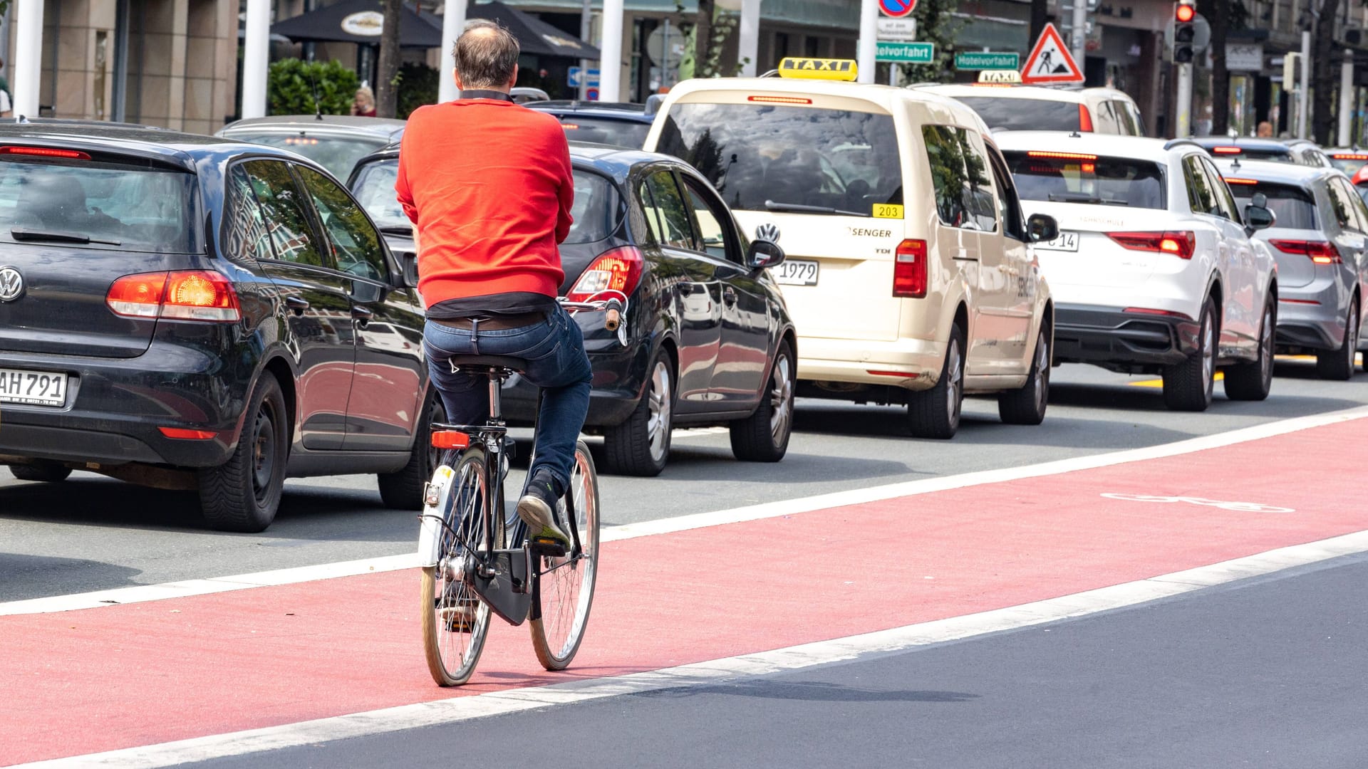 Radfahrstreifen in Mittellage: Er führt zwischen Geradeaus- und Rechtsabbiegerspur entlang.