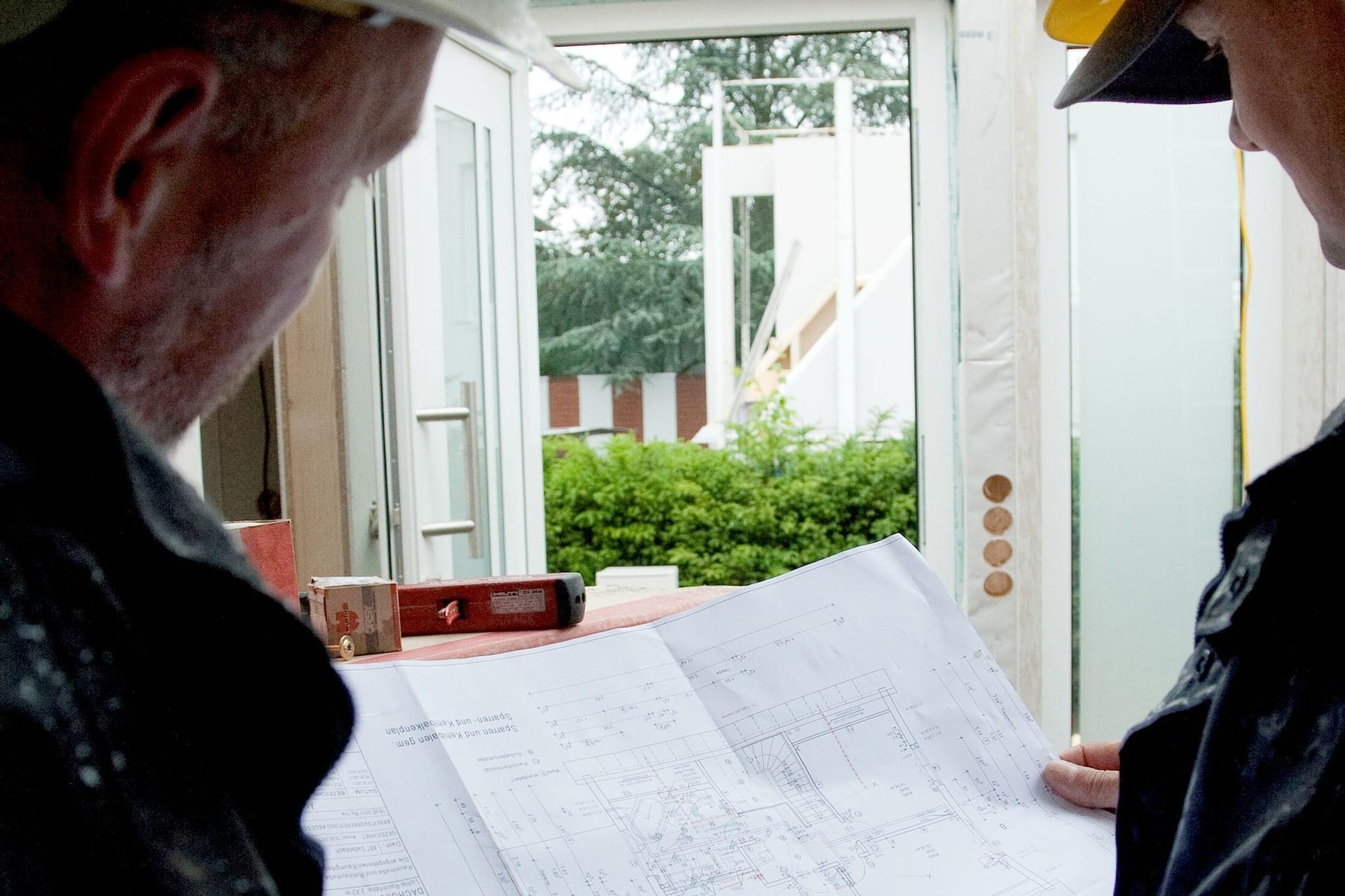 Bauleiter und Monteur besprechen Bauplan Bauleiter und Monteur besprechen Bauplan