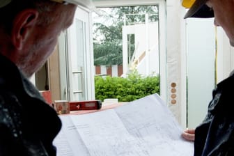Bauleiter und Monteur besprechen Bauplan