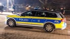 Die Dresdner Polizei im Einsatz (Symbolbild): Zwei Menschen sind bei Autounfällen ums Leben gekommen.