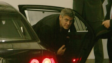 Die Berlinale lockt immer wieder Weltstars nach Berlin. Hier erwischten Fotografen 2006 George Clooney, wie er nach der Premierenparty vor dem Regent-Hotel aussteigt.
