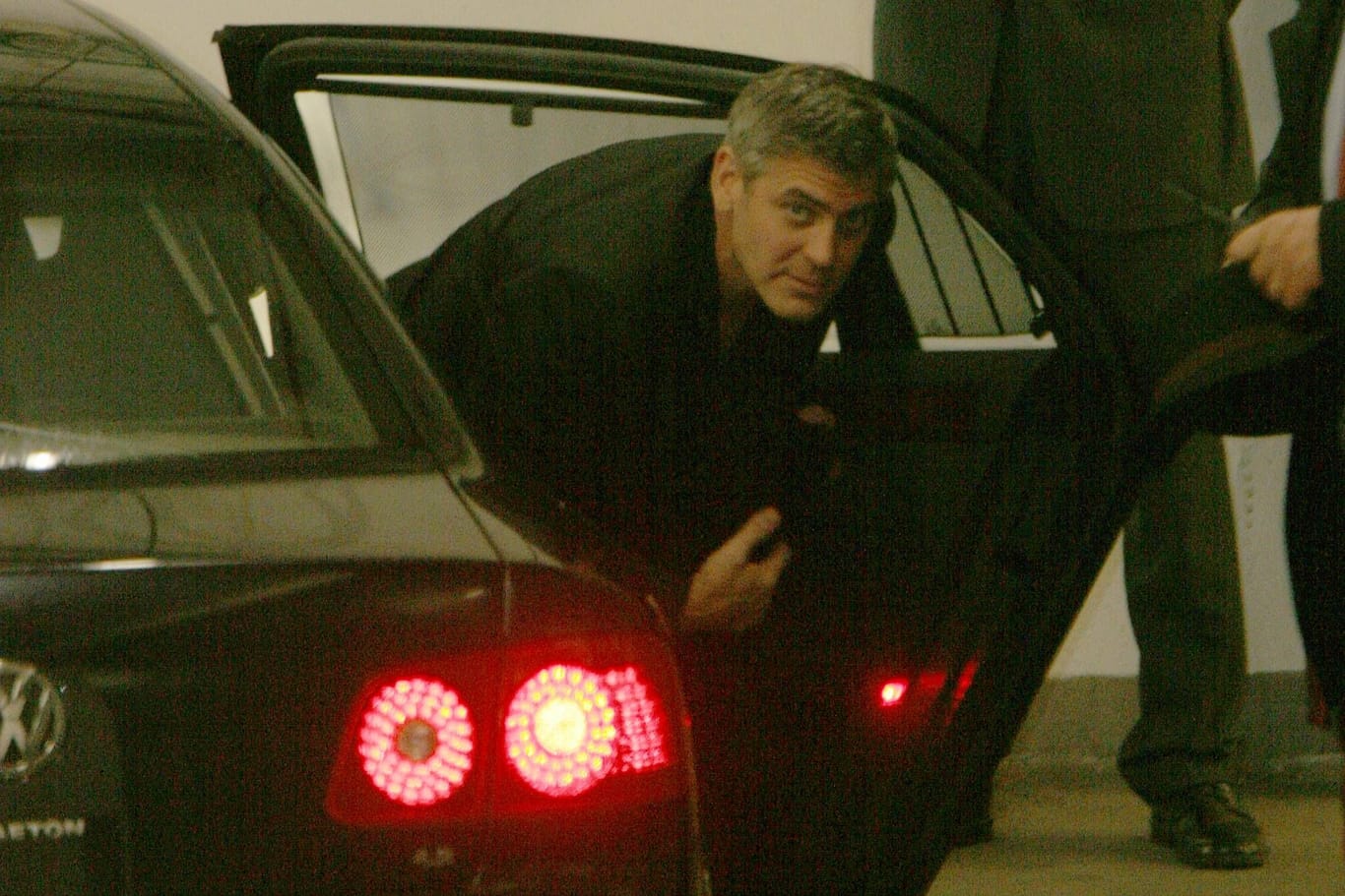 Hollywoodstar George Clooney steigt vor dem Regent aus einem Auto (Archivbild von 2006): Die Hotel-Betreiber bestätigten, dass der auslaufende Pachtvertrag nicht verlängert wird.