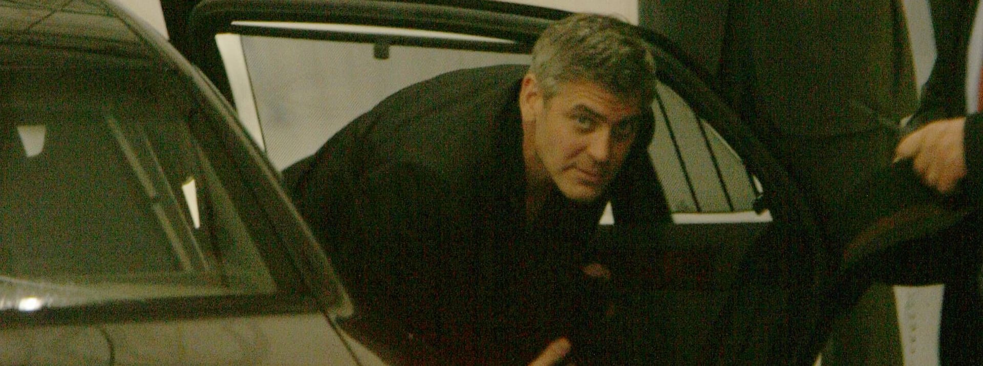 Die Berlinale lockt immer wieder Weltstars nach Berlin. Hier erwischten Fotografen 2006 George Clooney, wie er nach der Premierenparty vor dem Regent-Hotel aussteigt.