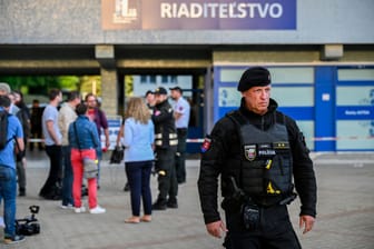 Ein Polizist steht vor dem Krankenhaus, in dem der slowakische Premierminister behandelt wird: Das Attentat auf Robert Fico soll ein politisches Motiv haben.