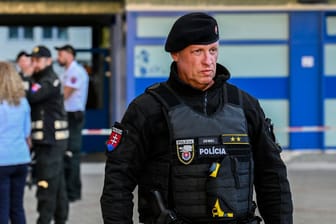 Ein Polizist steht vor dem Krankenhaus, in dem der slowakische Premierminister behandelt wird: Das Attentat auf Robert Fico soll ein politisches Motiv haben.