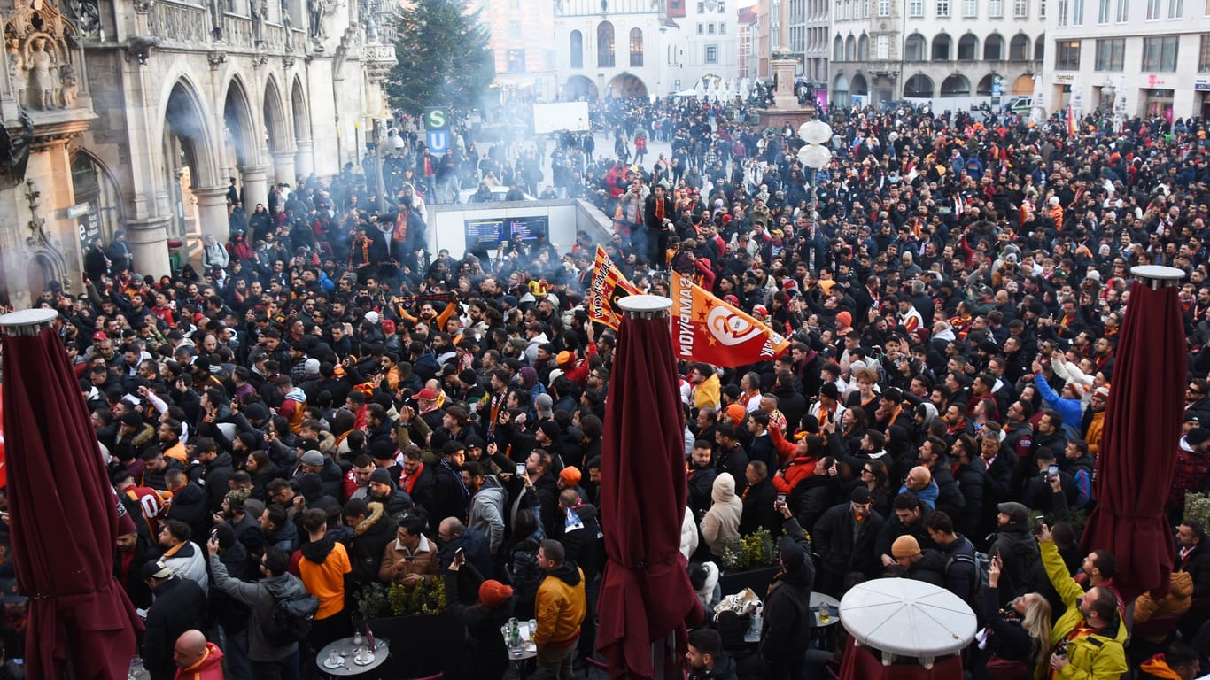 Anhänger von Galatasaray Istanbul auf dem Marienplatz (Archivbild): Auch in München wurde der Titel groß gefeiert.