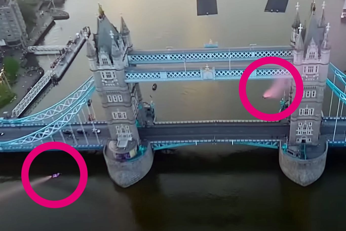 Gewagter Stunt: Zwei Wingsut-Piloten fliegen durch die Tower Bridge in London.