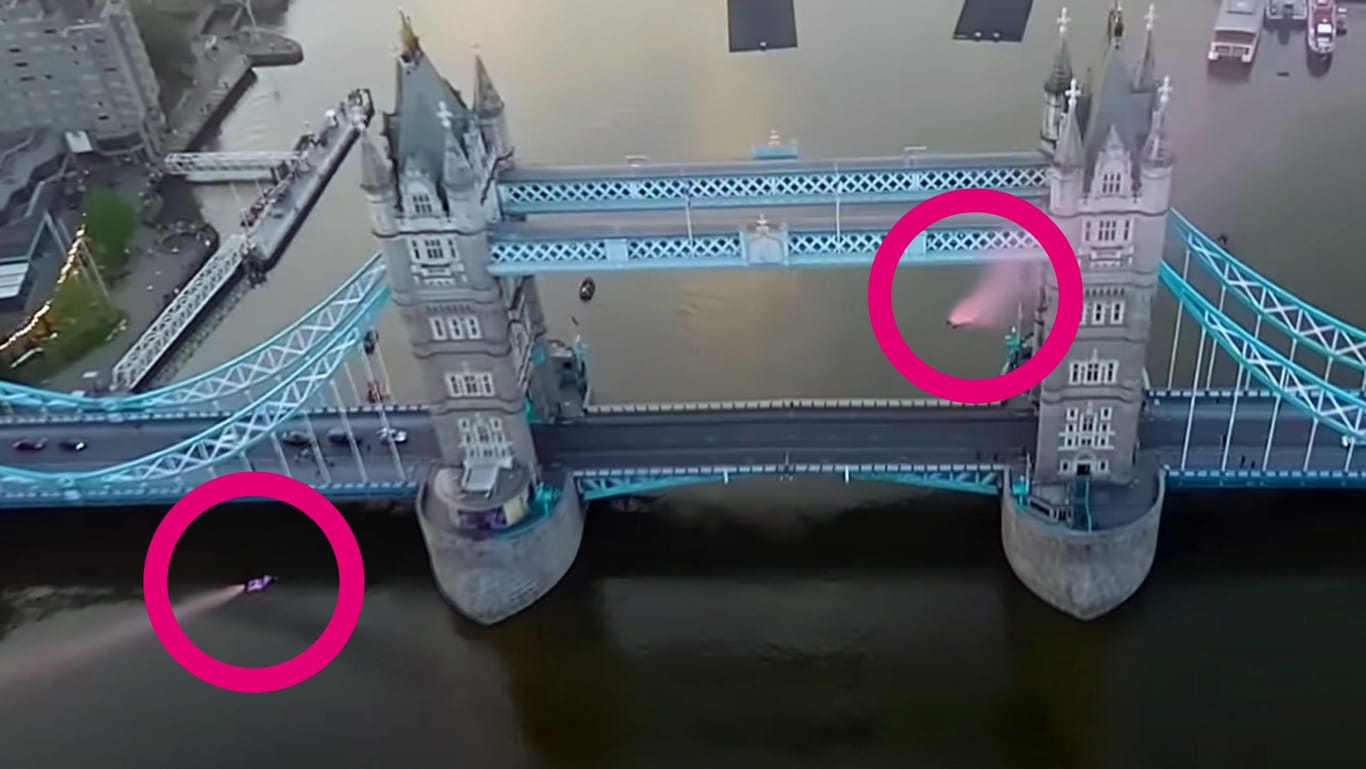 Gewagter Stunt: Zwei Wingsut-Piloten fliegen durch die Tower Bridge in London.