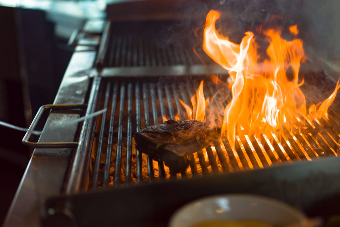 Steak wird in einer Restaurantküche gegrillt (Symbolfoto): In Essen sind Lebensmittelkontrolleure fündig geworden.