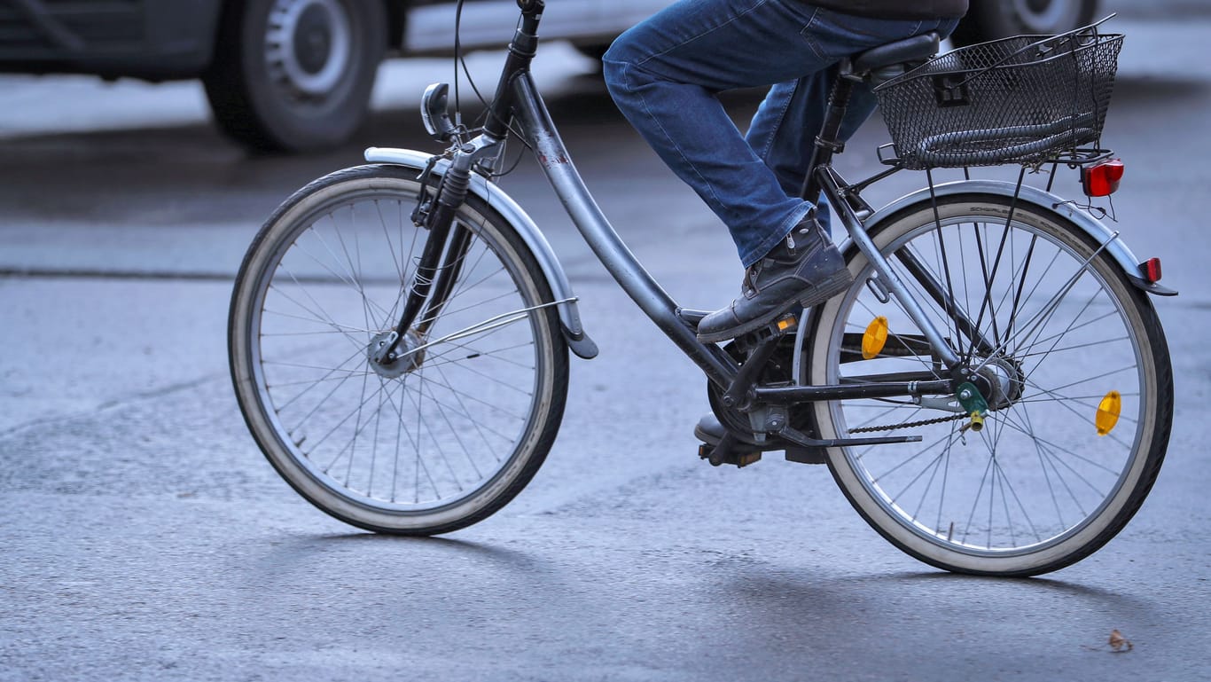 Ein Fahrradfahrer (Symbolbild): Die Irrfahrt hätte brenzlig ausgehen können.