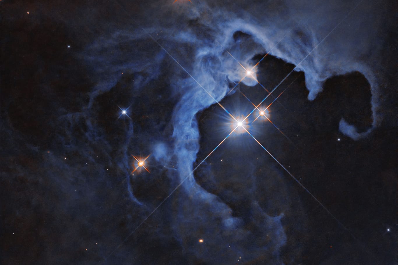 Das Bild des Weltraumteleskops Hubble zeigt ein System, bestehend aus drei Sternen.