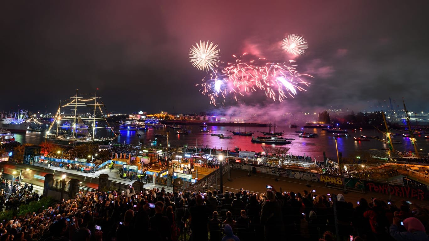 Ausflugs- und Traditionsschiffe liegen während des Feuerwerks auf der Elbe vor den Landungsbrücken (Archivbild): In diesem Jahr findet das Feuerwerk am Freitagabend statt.