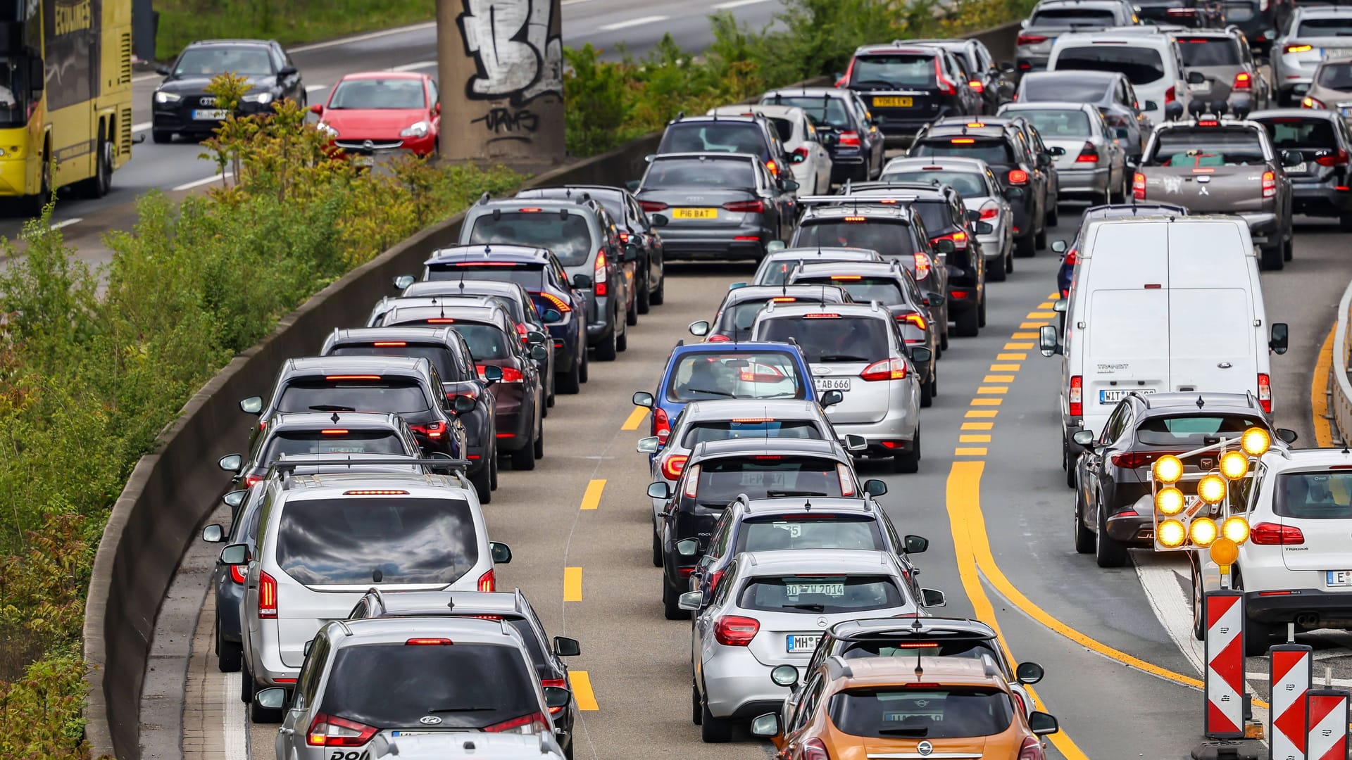 Autobahn A40: Im Grundgesetz haben die Autobahnen einen eigenen Artikel.