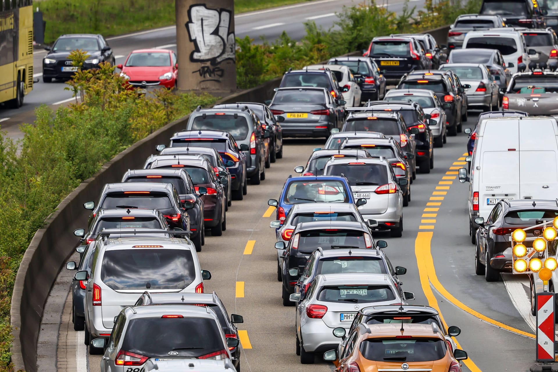 Autobahn A40: Im Grundgesetz haben die Autobahnen einen eigenen Artikel.