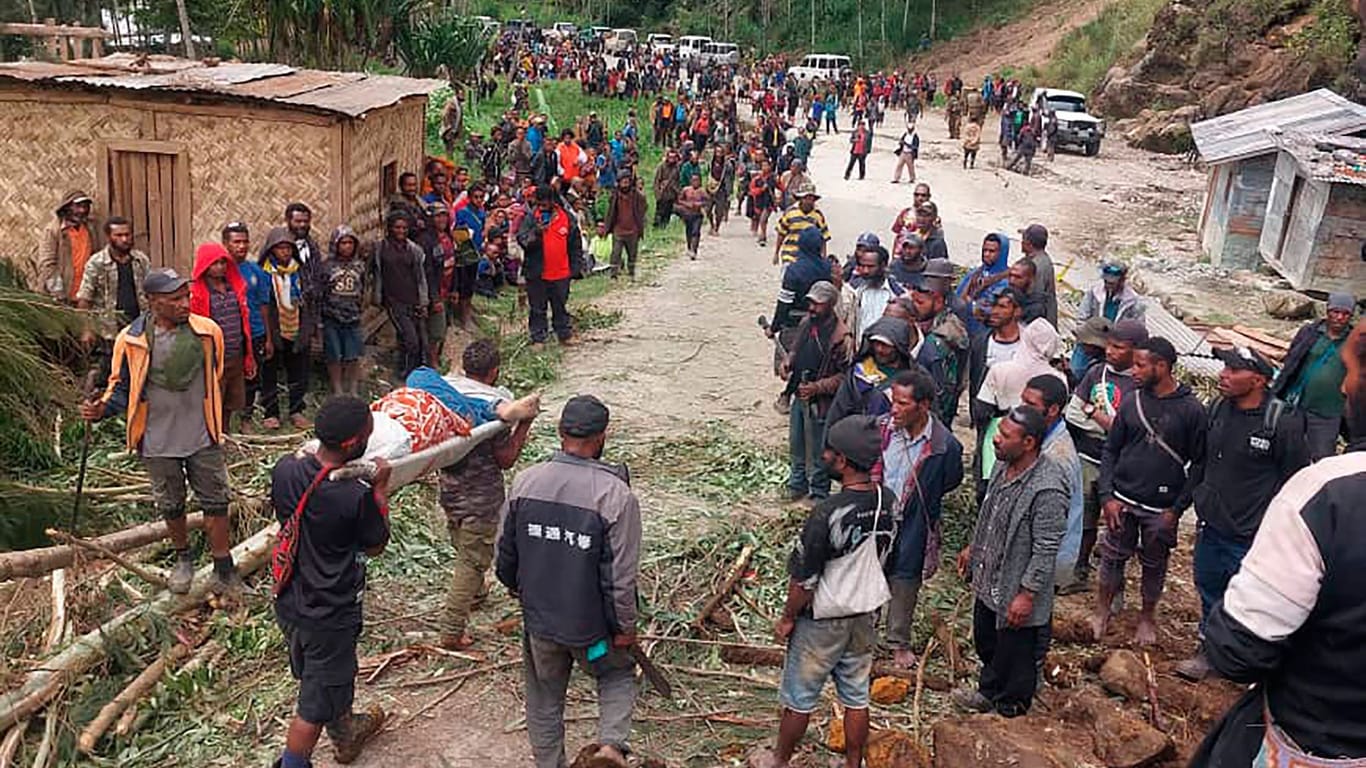 Ein gewaltiger Erdrutsch hat im abgelegenen Hochland von Papua-Neuguinea mindestens ein Dorf unter sich begraben und zahlreiche Bewohner verschüttet.