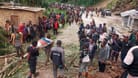 Ein gewaltiger Erdrutsch hat im abgelegenen Hochland von Papua-Neuguinea mindestens ein Dorf unter sich begraben und zahlreiche Bewohner verschüttet.
