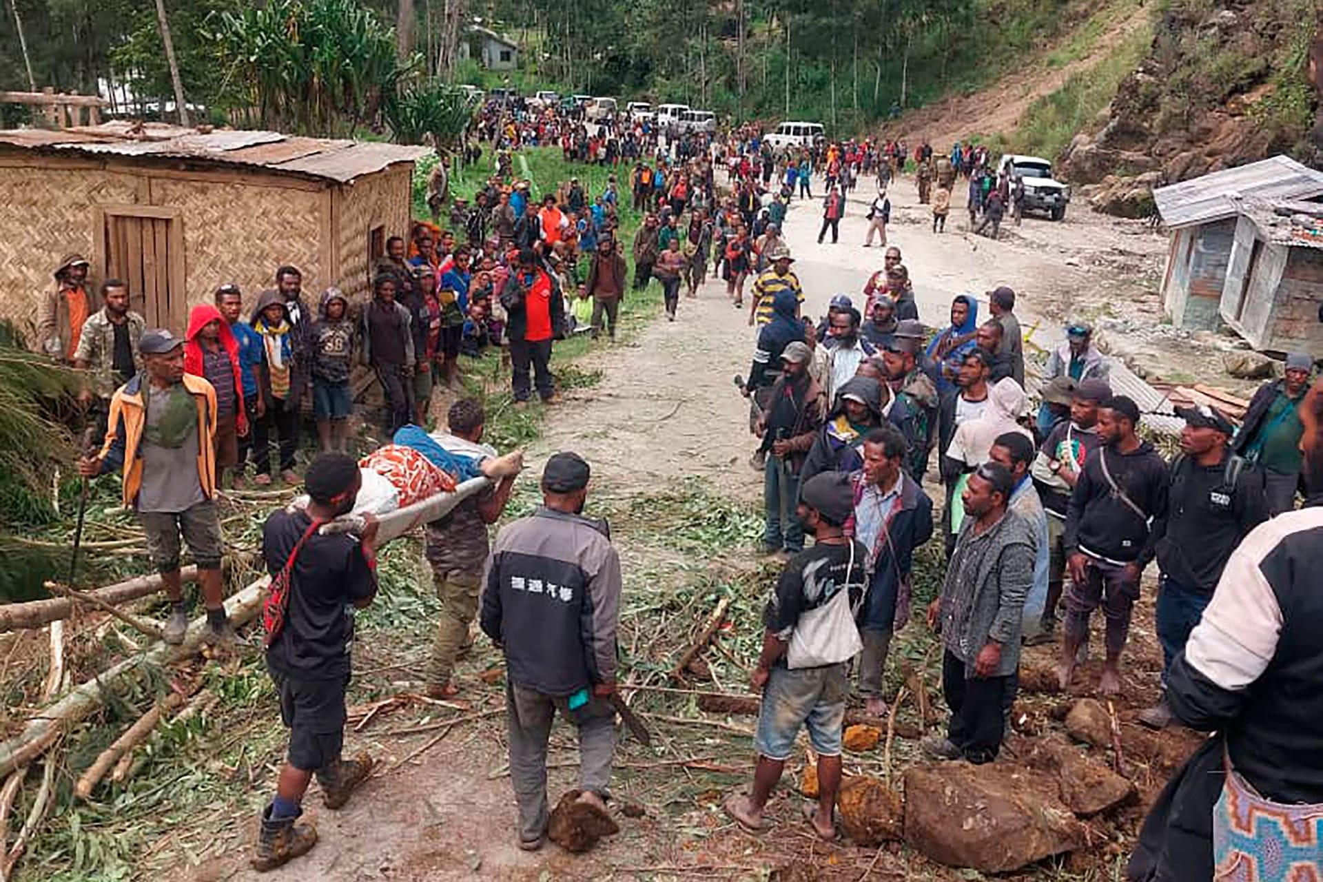 Ein gewaltiger Erdrutsch hat im abgelegenen Hochland von Papua-Neuguinea mindestens ein Dorf unter sich begraben und zahlreiche Bewohner verschüttet.