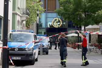 Mitarbeiter der Feuerwehr und Polizei haben wegen eines möglichen Gefahrgutunfalls einen Bereich der Singener Innenstadt vorsorglich abgesperrt.