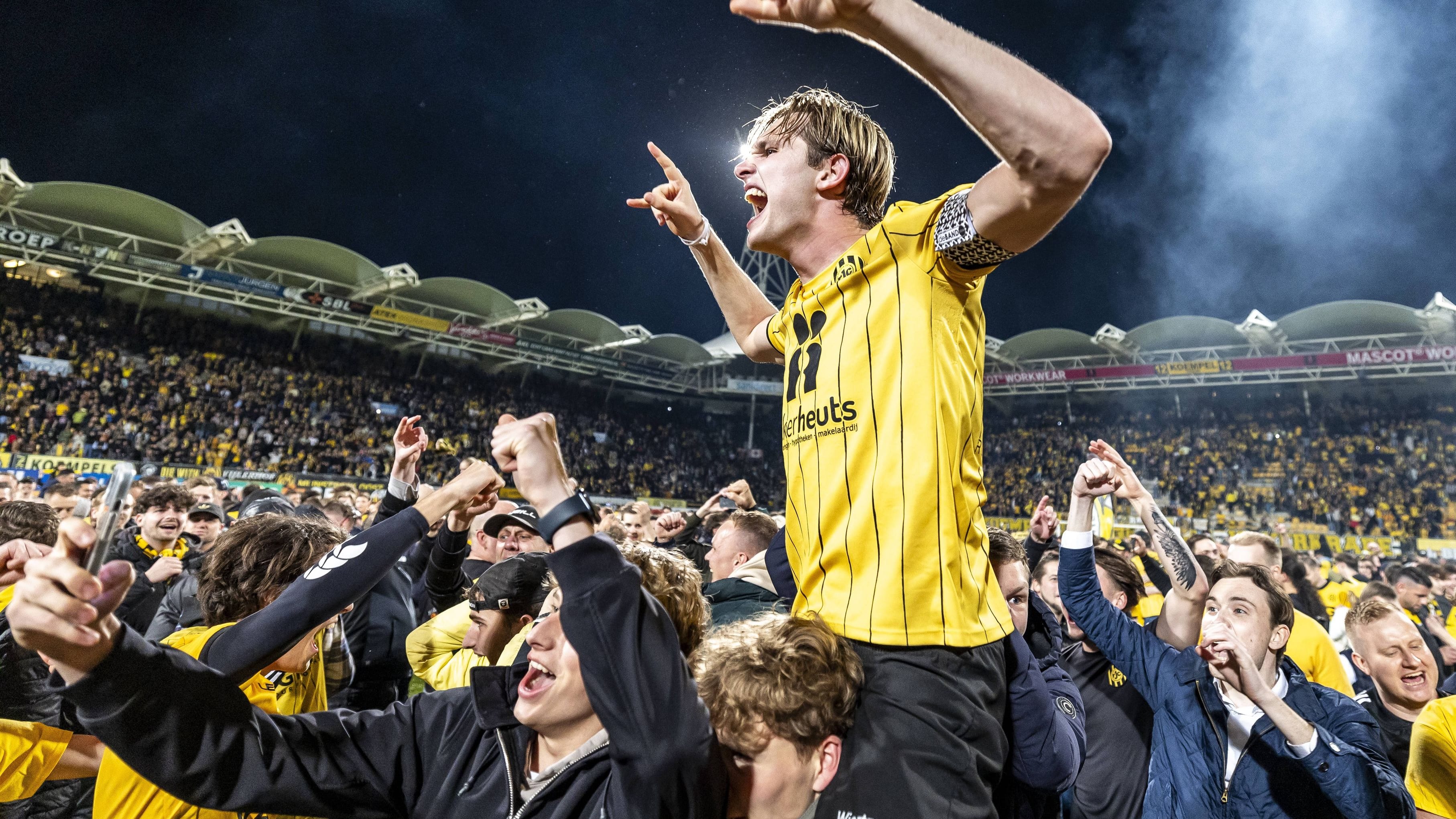 Doppelter Platzsturm: Fans feiern Aufstieg zweimal zu früh | Niederlande