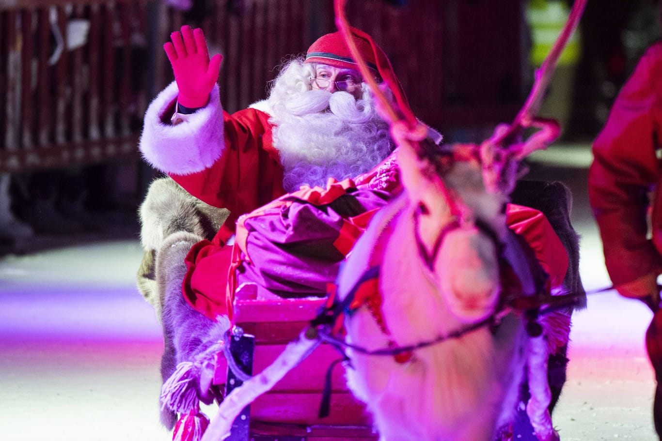 Der Weihnachtsmann grüßt seine Fans in Rovaniemi (Archivbild): Bald können sich auch Hamburger unter die Menge mischen.