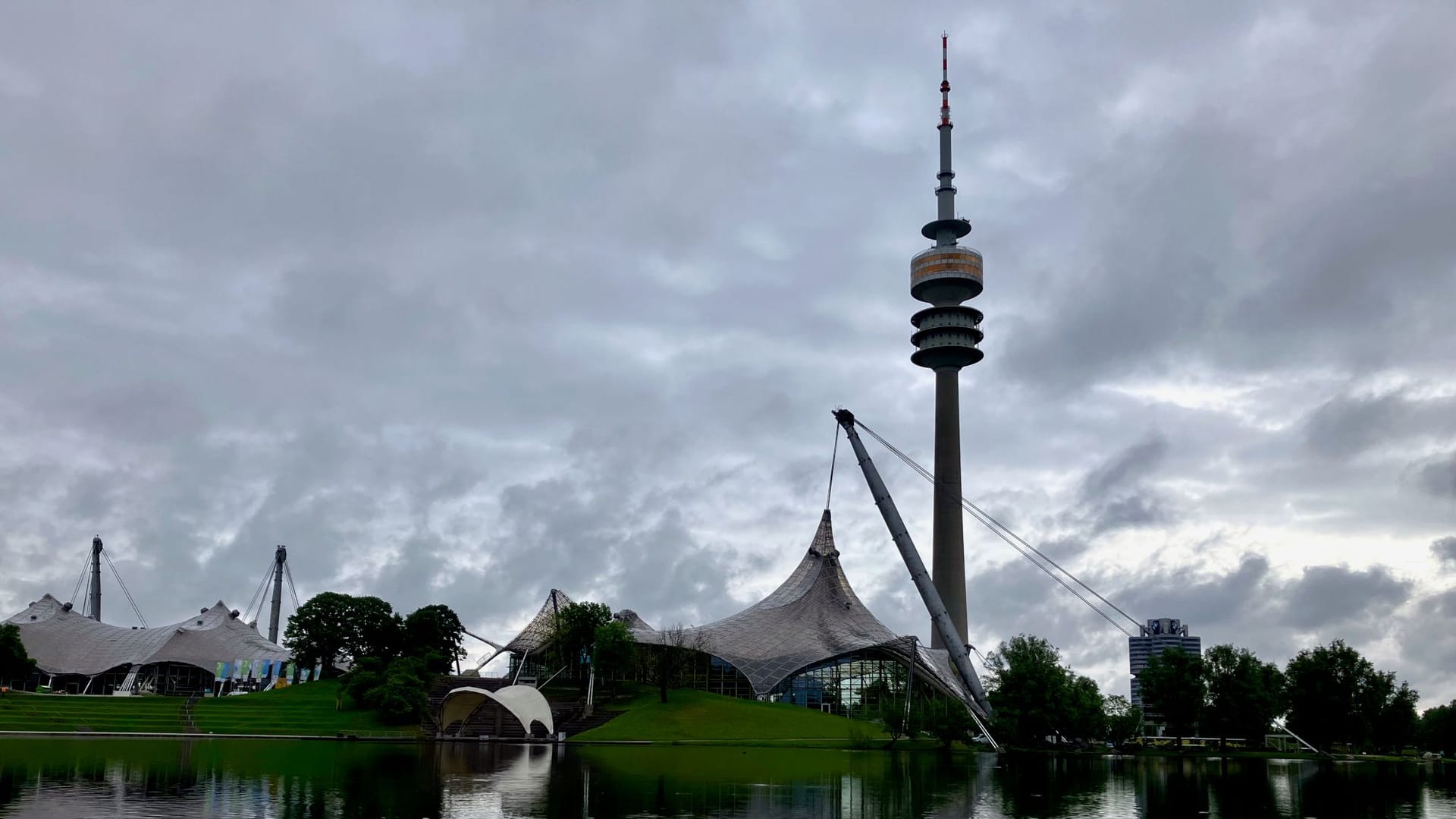 In die Jahre gekommen: Der Olympiaturm muss saniert werden, auch neue Aufzüge sollen eingebaut werden.