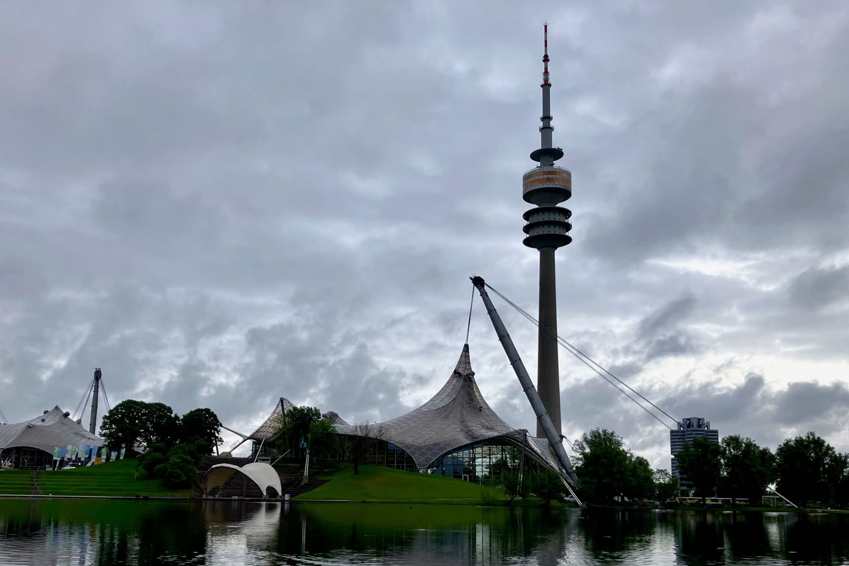 In die Jahre gekommen: Der Olympiaturm muss saniert werden, auch neue Aufzüge sollen eingebaut werden.