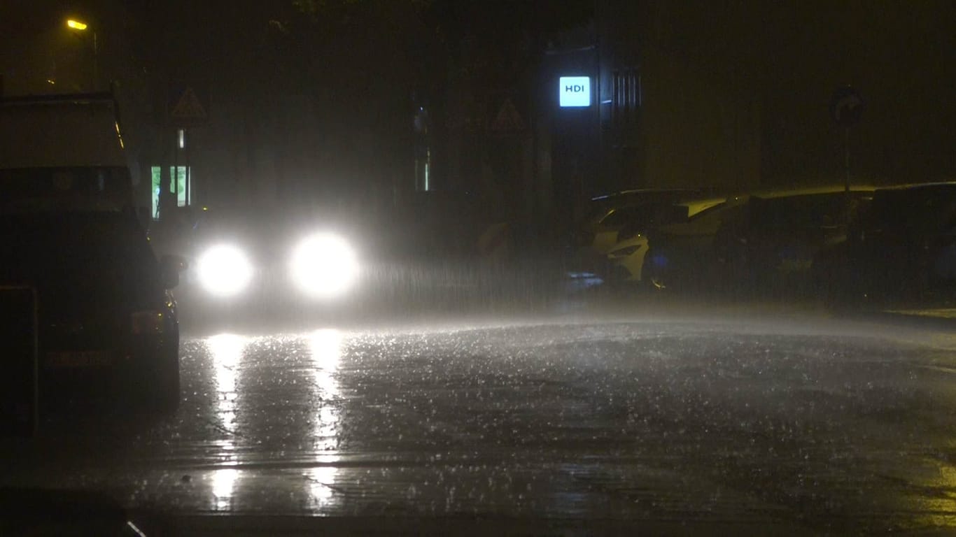Starkregen prasseln auf Dortmunds Straßen ein: Nach anderthalb Stunden war das Gröbste überstanden.