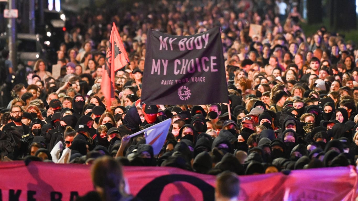 "My body my choice" auf einem Banner: Es blieb weitgehend friedlich bei der Kundgebung in Friedrichshain.