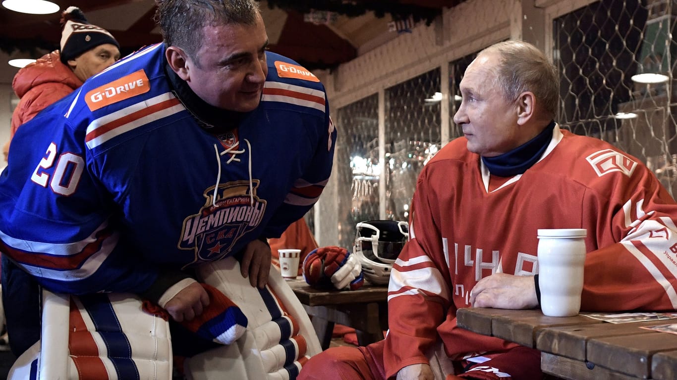 Putin und Djumin (l.) bei einem Eishockeyspiel im Jahr 2017 in Moskau.
