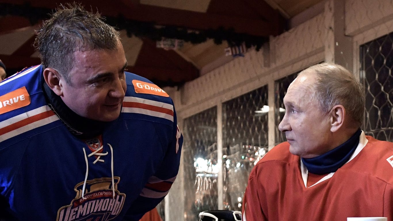 Putin und Djumin (l.) bei einem Eishockeyspiel im Jahr 2017 in Moskau.