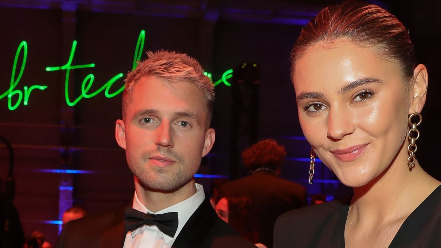 Marcus Butler und Stefanie Giesinger sitzen bei einer Veranstaltung nebeneinander.