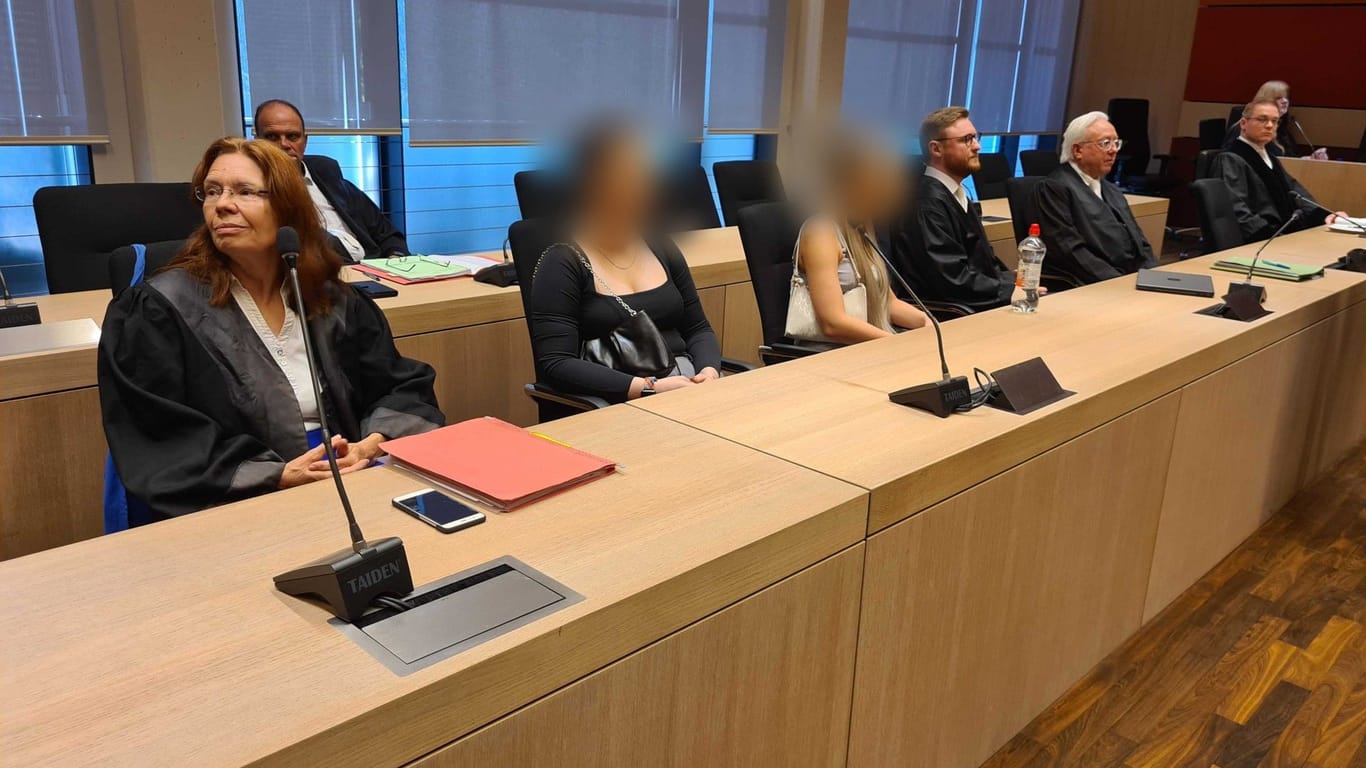 Zwei Nebenklägerinnen (Mitte) nahmen am Dienstag im Gerichtssaal neben ihren Rechtsanwältinnen und Rechtsanwälten Platz.