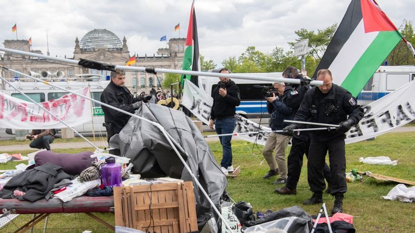 Polizeibeamte räumen das propalästinensische Protestcamp am Bundestag.