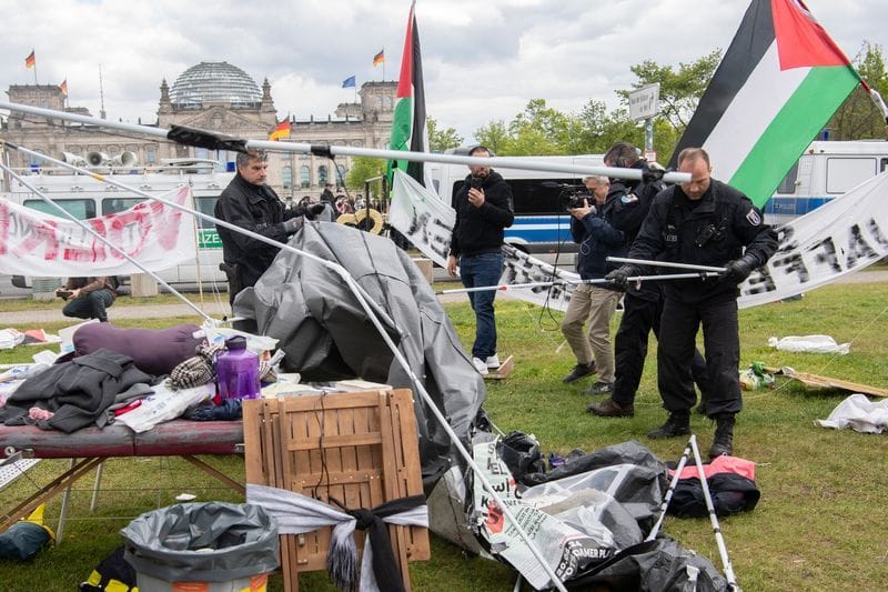 Polizeibeamte räumen das propalästinensische Protestcamp am Bundestag.