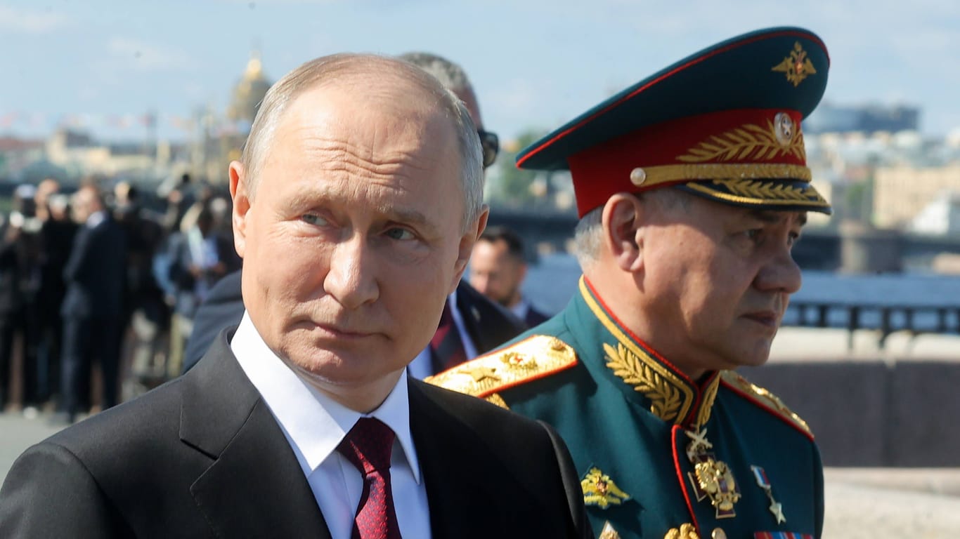 Wladimir Putin und Sergei Schoigu: Der russische Präsident schützte seinen Kumpel, meint Wladimir Kaminer.