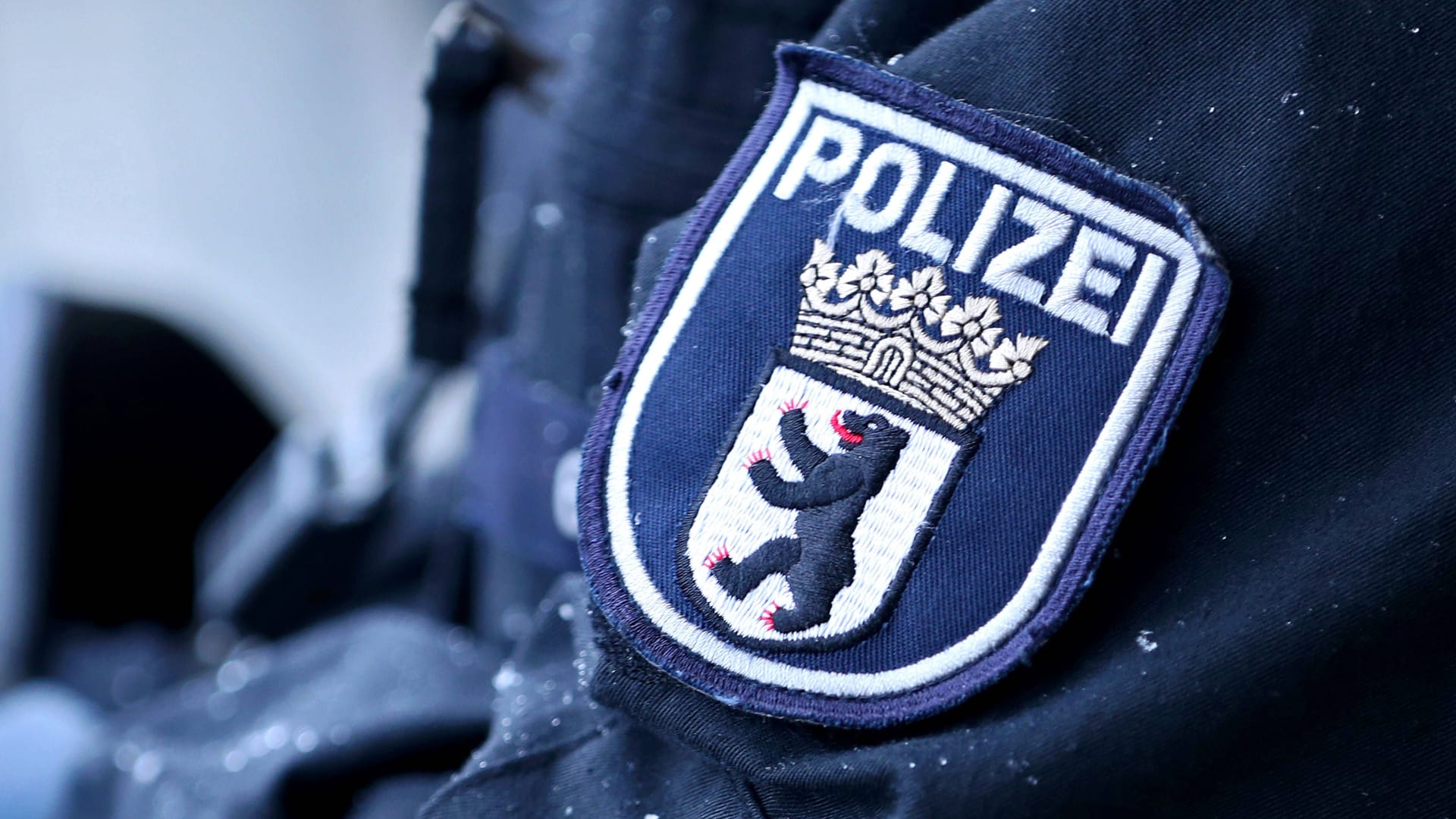 15.01.2023, Berlin, Polizeieinsatz in Berlin. Logo der Berliner Polizei mit Schriftzug