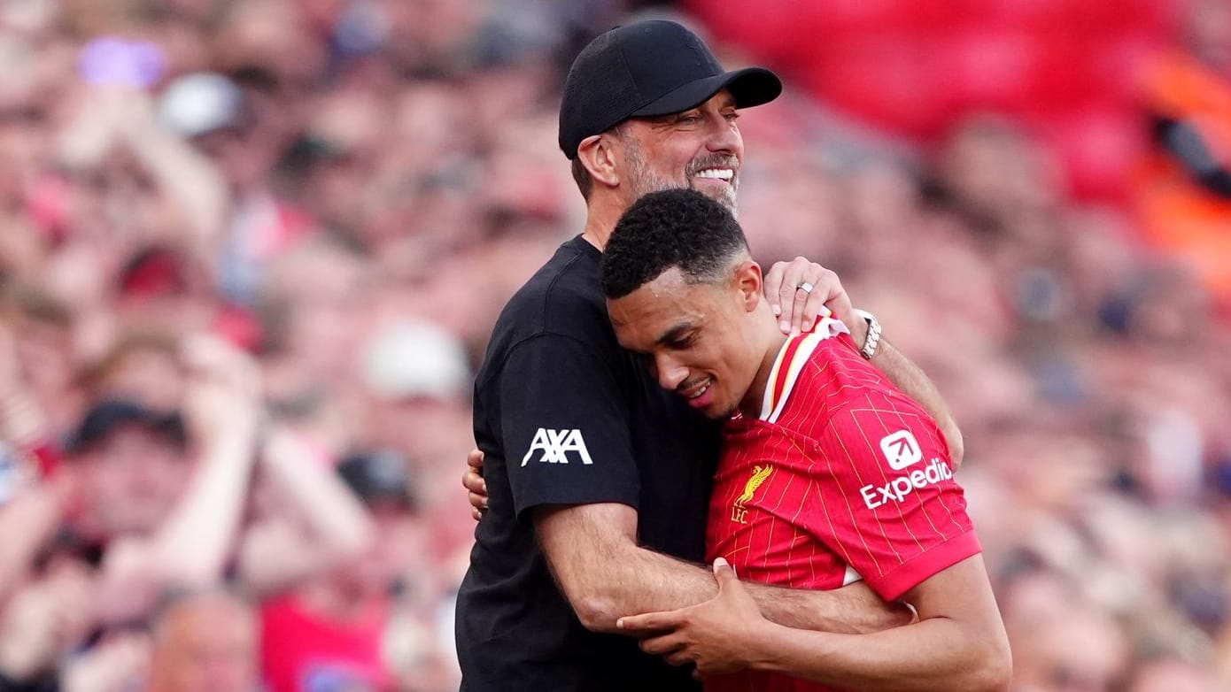 Abschied: Jürgen Klopp wird von seinem Spieler Trent Alexander-Arnold umarmt.