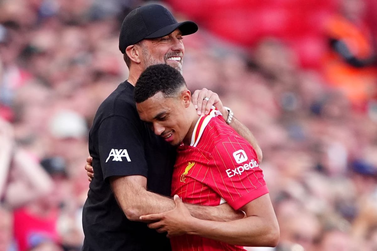 Abschied: Jürgen Klopp wird von seinem Spieler Trent Alexander-Arnold umarmt.